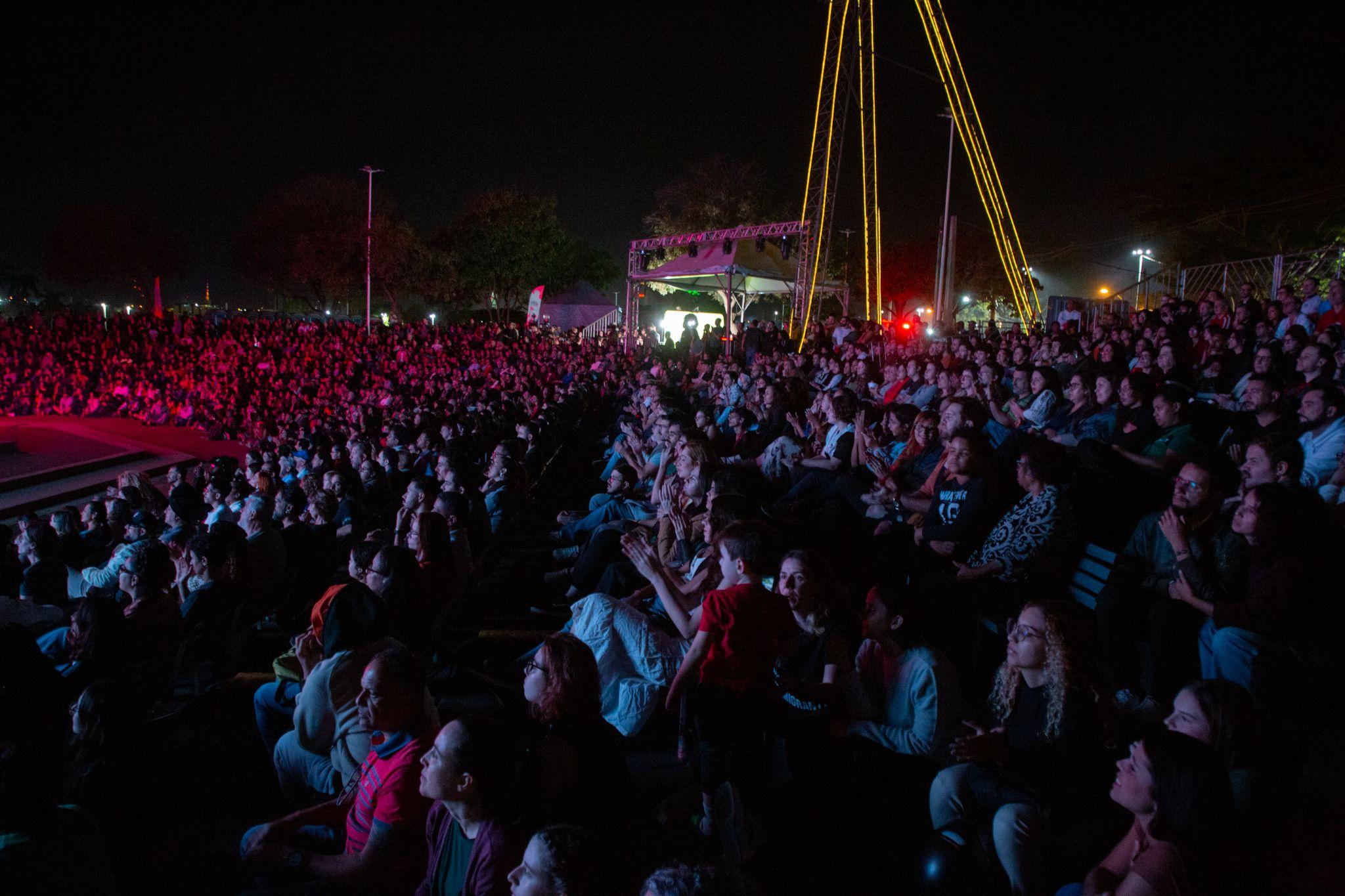 público de {FÉ}STA. foto: Victor Natureza